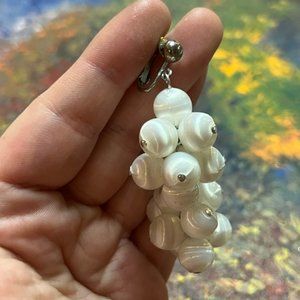 VTG Sarah Coventry Silver Tone Metal White Plastic Beaded Clip-on Earrings